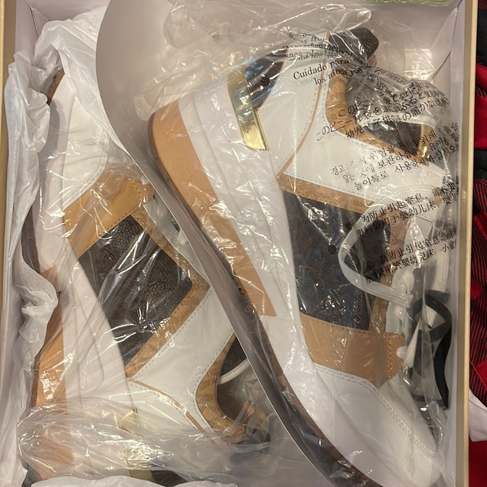 Michael Kors Georgie Logo leather worn 1 time : purchased at Michael Kors